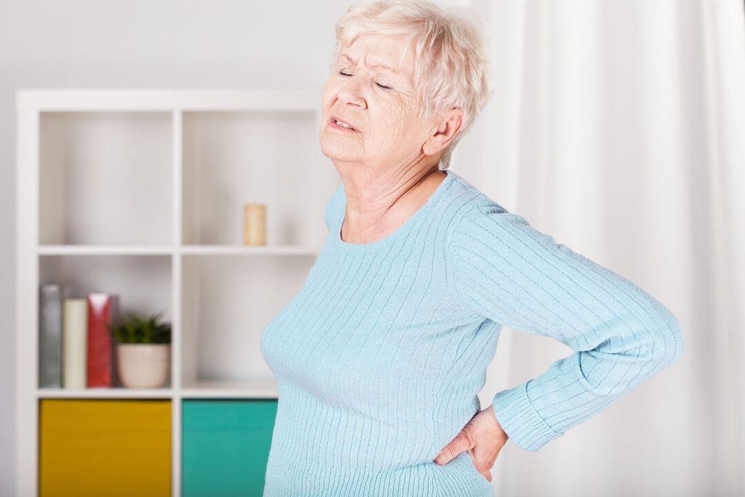 πόνος στην πλάτη σε μια γυναίκα μπορεί να είναι η αιτία της οστεοχόνδρωσης