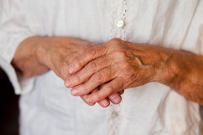 Ο πόνος στις αρθρώσεις των χεριών ενοχλεί συχνά τους ηλικιωμένους