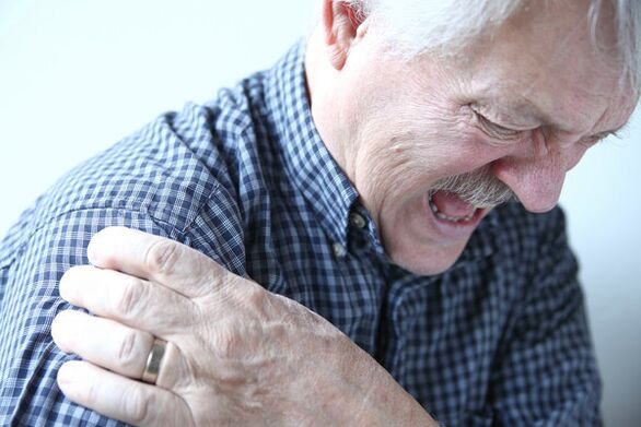 Πόνος στον ώμο σε έναν ηλικιωμένο άνδρα που διαγνώστηκε με αρθροπάθεια της άρθρωσης του ώμου